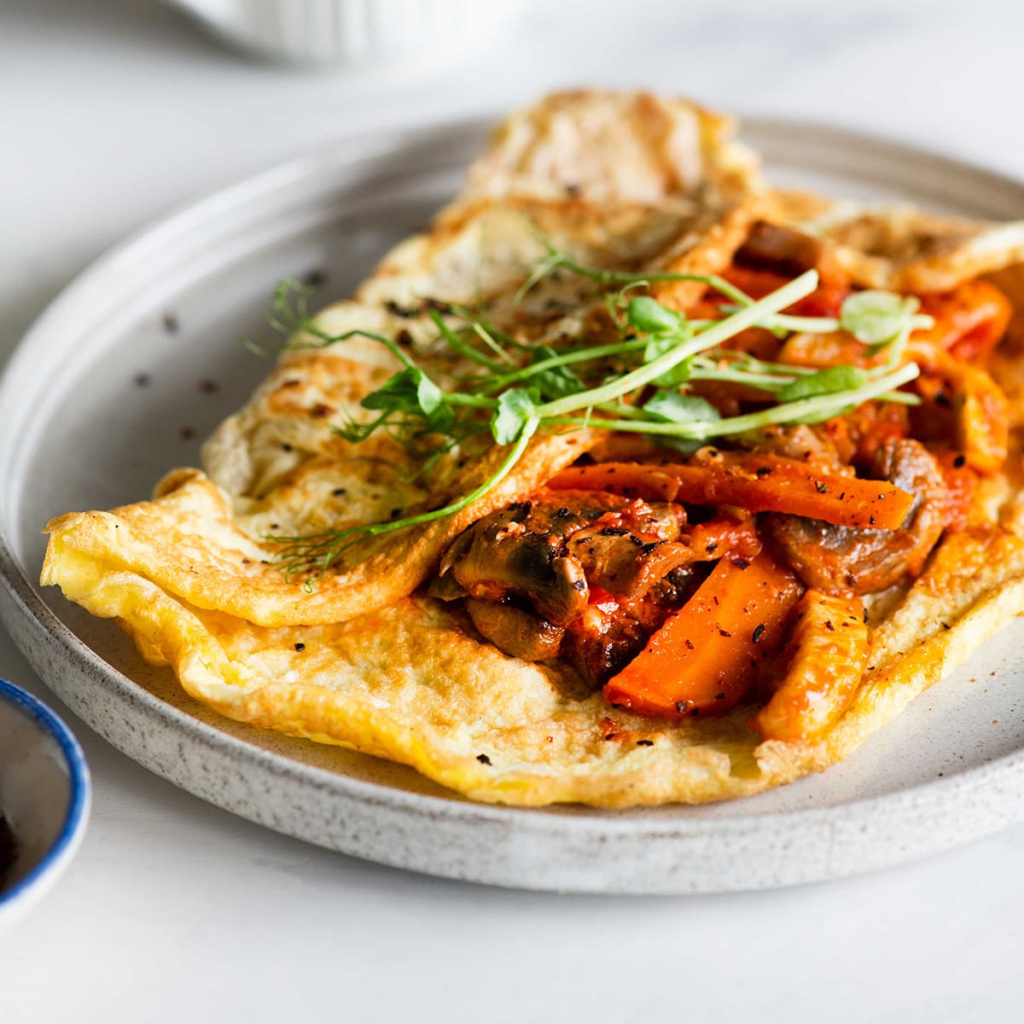 Омлет с овощами и грибами в томатном соусе.jpg