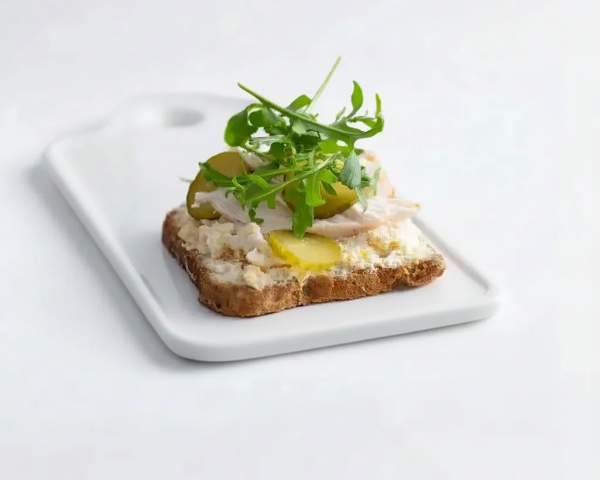 Тост с копченой курицей и скремблом