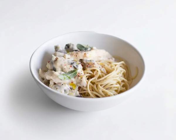 Спагетти со сливочно-грибным соусом и куриной грудкой