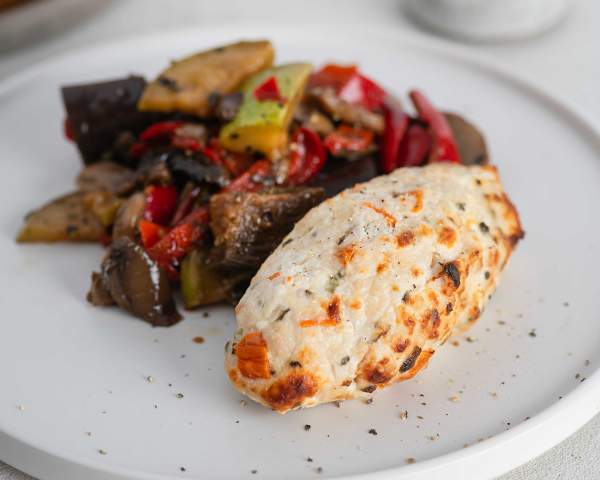 Куриная котлета с творогом и морковью с овощами 