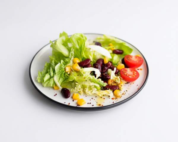 Салат с айсбергом, фасолью и кукурузой