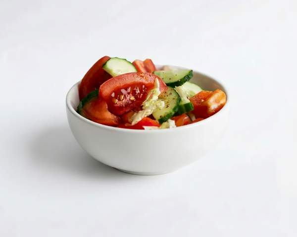 Салат с китайской капустой, помидорами, огурцами и сладким перцем 