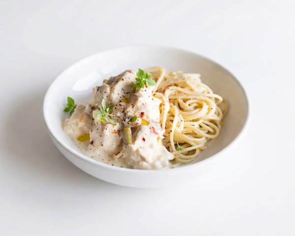 Курица в сливочном соусе с овощами и спагетти