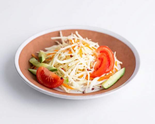 Салат с морковью, капустой, помидорами и огурцами