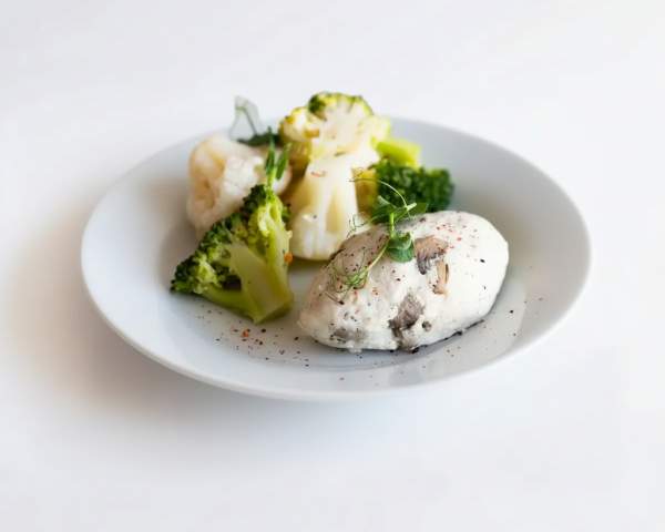 Котлета куриная с грибами и брокколи с цветной капустой на пару