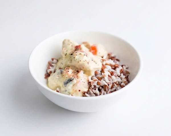 Курица в сливочном соусе с овощами и смесь белого и дикого риса 
