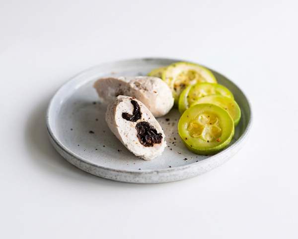 Рулет из курицы с черносливом