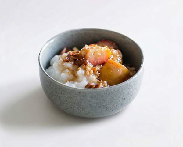 Рисовая каша с яблоками и орехами