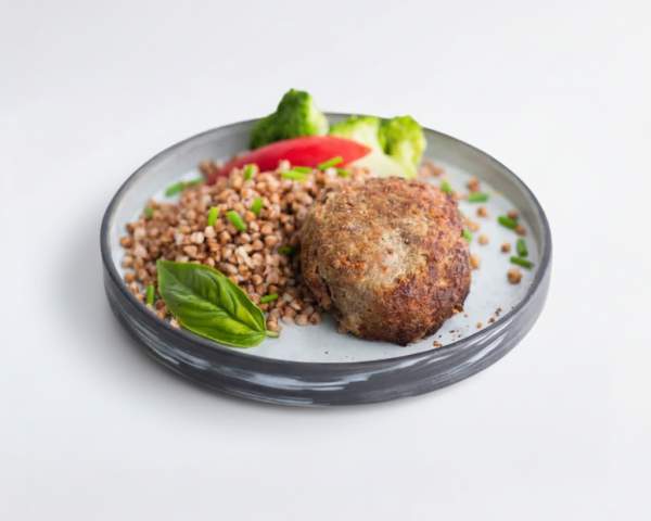 Куриная котлета с зеленой гречей в сливочно-ореховом соусе