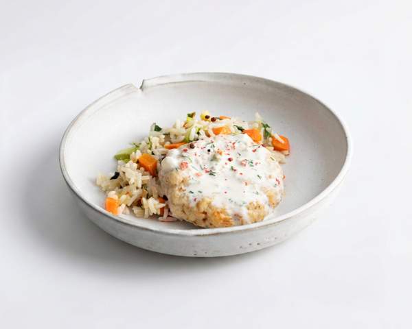 Фишстейк с сливочным соусом и рис с овощами