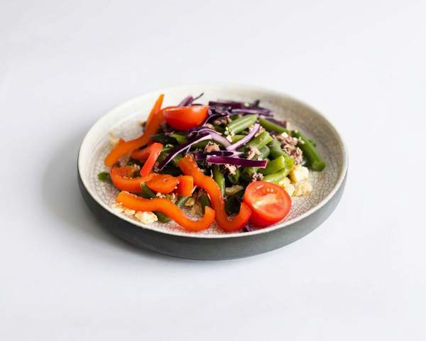 Салат с тунцом, скрэблом и фасолью