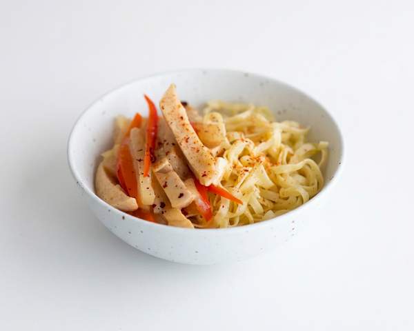 Курица с ананасом и феттуччине