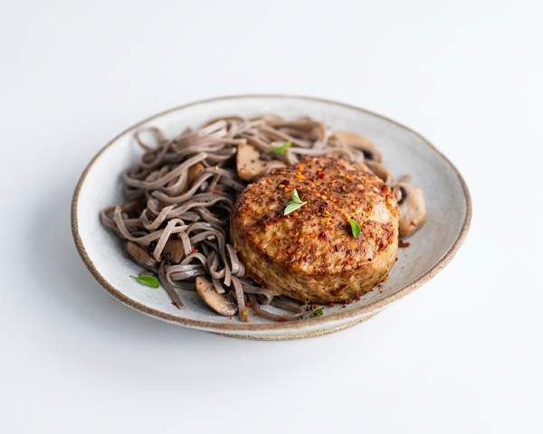 Куриные биточки на пару и гречневая лапша с шампиньонами