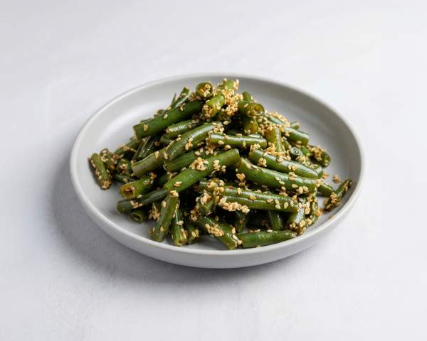 Стручковая фасоль с кабачками и кунжутом