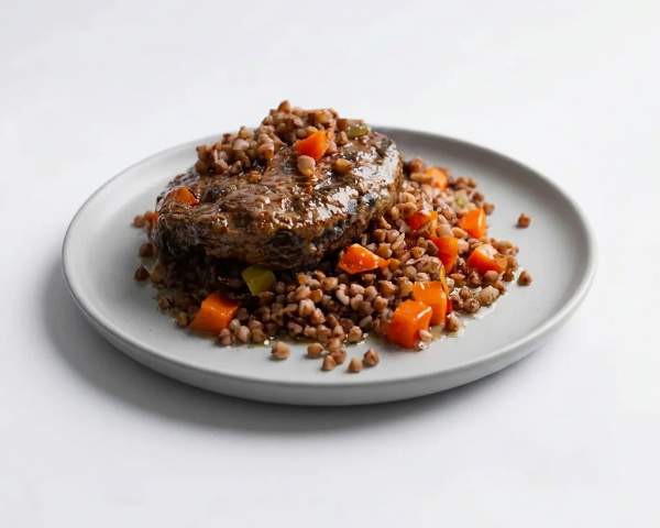 Котлета с овощами и гречкой